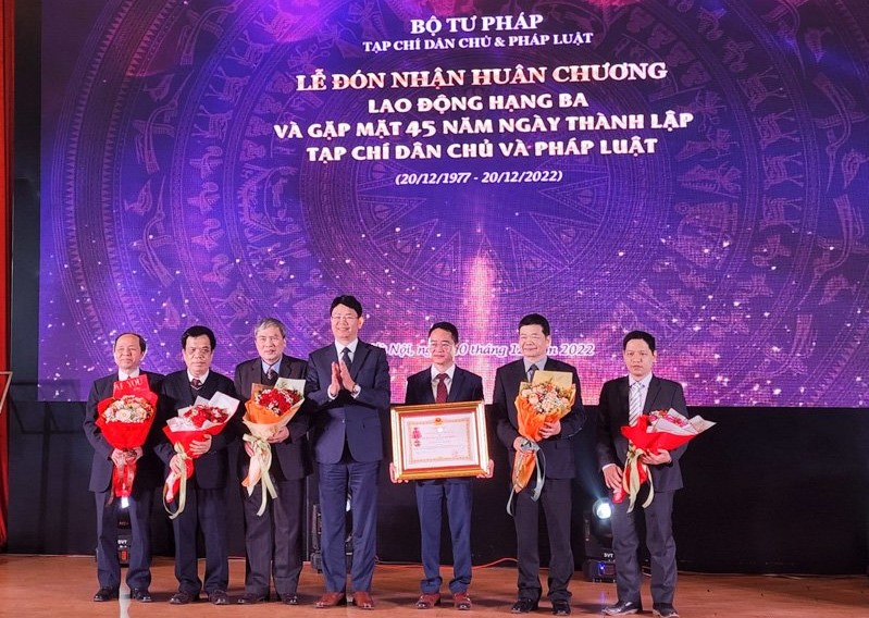 Tạp chí Dân chủ và Pháp luật  đón nhận Huân chương Lao động hạng Ba  và Kỷ niệm 45 năm Ngày thành lập - 851